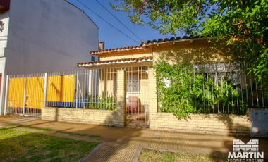 Casa 2 ambientes con jardín y cochera - Martínez