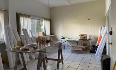 EN VENTA EDIFICIO DE TRES NIVELES ZONA SUR (LAS PALMAS) EN CUERNAVACA, MORELOS.