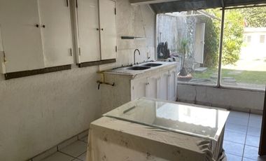 EN VENTA EDIFICIO DE TRES NIVELES ZONA SUR (LAS PALMAS) EN CUERNAVACA, MORELOS.