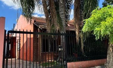 Casa en venta Villa Luzuriaga. Tres ambientes