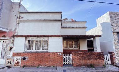 Casa en venta - 2 dormitorios 1 baño - 96mts2  - La Plata [FINANCIADA]