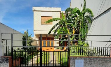 VENTA, casa Centrica, Piaggio al 300, 3 dorm en pb , estar living , cocina comedor, baño completo, cochera, en planta alta 2 dormitorios, terraza, bañ