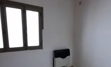 VENTA, casa Centrica, Piaggio al 300, 3 dorm en pb , estar living , cocina comedor, baño completo, cochera, en planta alta 2 dormitorios, terraza, bañ