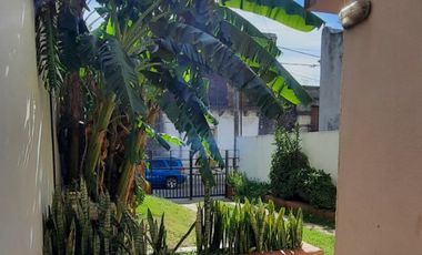 VENTA, casa Centrica, Piaggio al 300, 3 dorm en pb , estar living , cocina comedor, baño completo, cochera, en planta alta 2 dormitorios, terraza, bañ