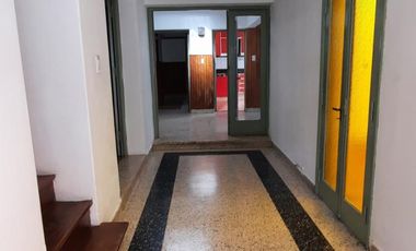 VENTA, casa Centrica, Piaggio al 300, 3 dorm en pb , estar living , cocina comedor, baño completo, cochera, en planta alta 2 dormitorios, terraza, bañ