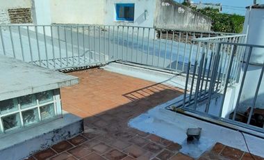 VENTA, casa Centrica, Piaggio al 300, 3 dorm en pb , estar living , cocina comedor, baño completo, cochera, en planta alta 2 dormitorios, terraza, bañ