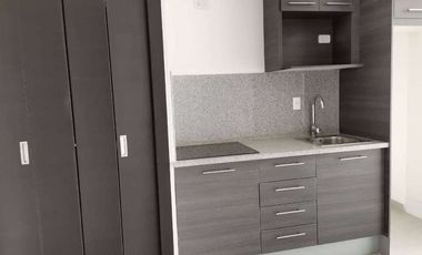 Suite de venta en el Edificio Quo, de estreno, frente al Mall del Sol.