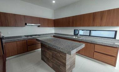 CASA EN VENTA CON RECAMARA EN P.B. FRACC. PALMAS GREEN MEDELLIN,VER.