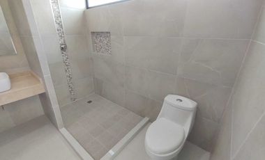 CASA EN VENTA CON RECAMARA EN P.B. FRACC. PALMAS GREEN MEDELLIN,VER.