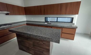 CASA EN VENTA CON RECAMARA EN P.B. FRACC. PALMAS GREEN MEDELLIN,VER.