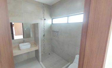 CASA EN VENTA CON RECAMARA EN P.B. FRACC. PALMAS GREEN MEDELLIN,VER.