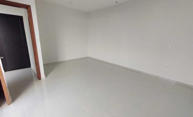 CASA EN VENTA CON RECAMARA EN P.B. FRACC. PALMAS GREEN MEDELLIN,VER.