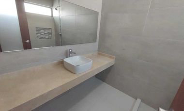 CASA EN VENTA CON RECAMARA EN P.B. FRACC. PALMAS GREEN MEDELLIN,VER.