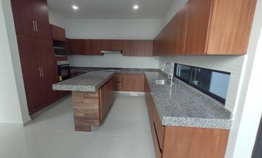 CASA EN VENTA CON RECAMARA EN P.B. FRACC. PALMAS GREEN MEDELLIN,VER.