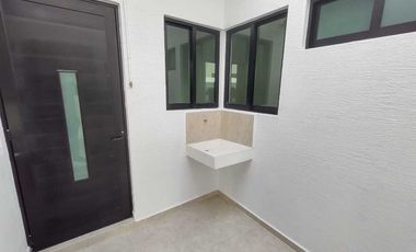 CASA EN VENTA CON RECAMARA EN P.B. FRACC. PALMAS GREEN MEDELLIN,VER.