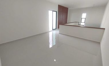 CASA EN VENTA CON RECAMARA EN P.B. FRACC. PALMAS GREEN MEDELLIN,VER.