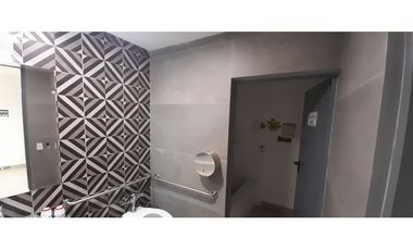 Se Alquila Local en 12 de Octubre,180mt2