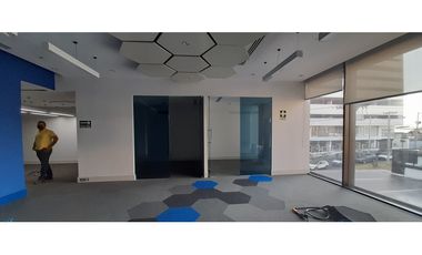 Se Alquila Local en 12 de Octubre,180mt2