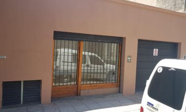 LOCAL COMERCIAL DE  15 m2 APROXIMADAMENTE CON PERSIANA METÁLICA, VIDRIERA CON REJAS Y BAÑO. DIVERSOS RUBROS Y PLANOS APTOS PARA HABILITACIÓN.
