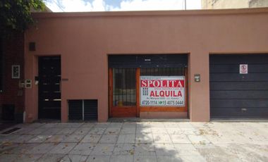 LOCAL COMERCIAL DE  15 m2 APROXIMADAMENTE CON PERSIANA METÁLICA, VIDRIERA CON REJAS Y BAÑO. DIVERSOS RUBROS Y PLANOS APTOS PARA HABILITACIÓN.