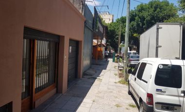 LOCAL COMERCIAL DE  15 m2 APROXIMADAMENTE CON PERSIANA METÁLICA, VIDRIERA CON REJAS Y BAÑO. DIVERSOS RUBROS Y PLANOS APTOS PARA HABILITACIÓN.