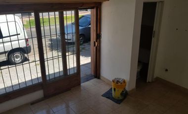 LOCAL COMERCIAL DE  15 m2 APROXIMADAMENTE CON PERSIANA METÁLICA, VIDRIERA CON REJAS Y BAÑO. DIVERSOS RUBROS Y PLANOS APTOS PARA HABILITACIÓN.