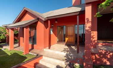 Se vende maravillosa casa en Jardines del Sur de 6 Dormitorios 4 baños, más D y B de servicio a 23.000 UF