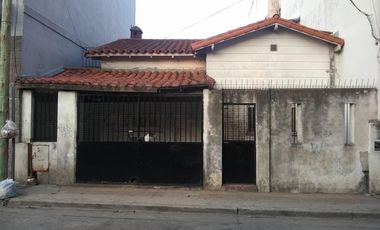 Propiedad en lote propio en excelente  ubicación a mts de la estación Jose León Suarez