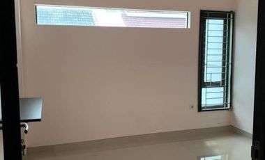 Rumah Babatan Pantai Semi Furnish Carport: 1 mobil