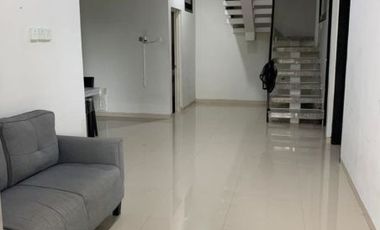 Rumah Babatan Pantai Semi Furnish Carport: 1 mobil