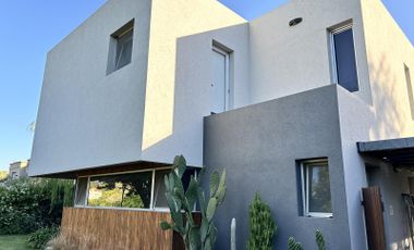 Alquiler  | Casa Moderna  en Barrio Santa Silvina - Bayugar Negocios Inmobiliarios