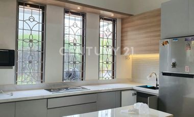 Rumah Gading Park View Depan Taman 2 1/2 Lantai