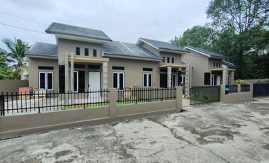RUMAH SIAP HUNI TYPE 65 TANAH LUAS 3 UNIT LAGI DEPAN SMU 10 BUKTI BARISAN