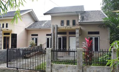 RUMAH SIAP HUNI TYPE 65 TANAH LUAS 3 UNIT LAGI DEPAN SMU 10 BUKTI BARISAN