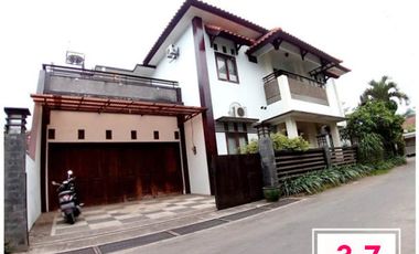 Rumah Mewah + Kolam Renang Luas 469 di Sengkaling Malang