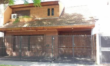 CHALET DE 4 AMBIENTES, EXCELENTE UBICACION.