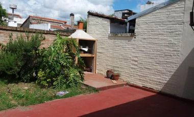 CHALET DE 4 AMBIENTES, EXCELENTE UBICACION.