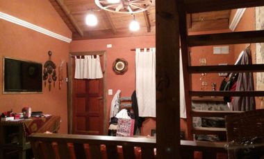CHALET DOS DORMITORIOS, AMPLIA COCHERA, FONDO LIBRE