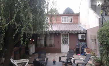 CHALET DOS DORMITORIOS, AMPLIA COCHERA, FONDO LIBRE