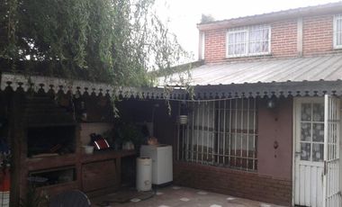 CHALET DOS DORMITORIOS, AMPLIA COCHERA, FONDO LIBRE