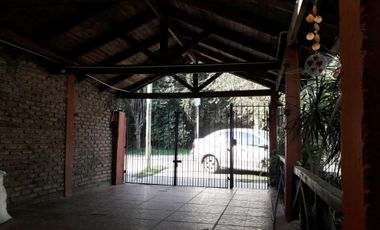 CHALET DOS DORMITORIOS, AMPLIA COCHERA, FONDO LIBRE