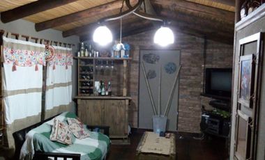 CHALET DOS DORMITORIOS, AMPLIA COCHERA, FONDO LIBRE