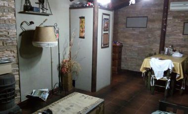 CHALET DOS DORMITORIOS, AMPLIA COCHERA, FONDO LIBRE