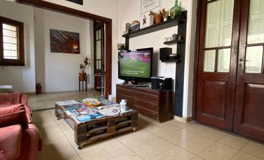 Casa interna de 4 ambientes, ubicada a 50 metros de la Avenida Tomás Espora.