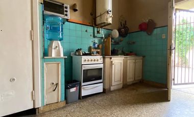 Casa interna de 4 ambientes, ubicada a 50 metros de la Avenida Tomás Espora.