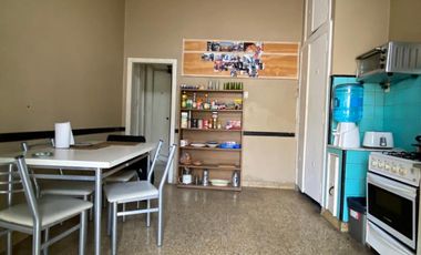 Casa interna de 4 ambientes, ubicada a 50 metros de la Avenida Tomás Espora.
