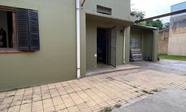 Casa interna de 4 ambientes, ubicada a 50 metros de la Avenida Tomás Espora.
