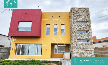 #AlquilerRUKAN | Casa de 4 Ambientes | Superficie Construida 294 m2. | Terreno: Superficie 855 m2. | Calle SAN MARTIN Oeste | Pico Truncado.-