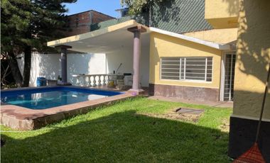 Casa SOLA en venta en Acapatzingo Cuernavaca con alberca