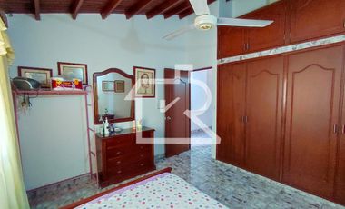 casa en venta en barrio  juana paula. Cod V12704